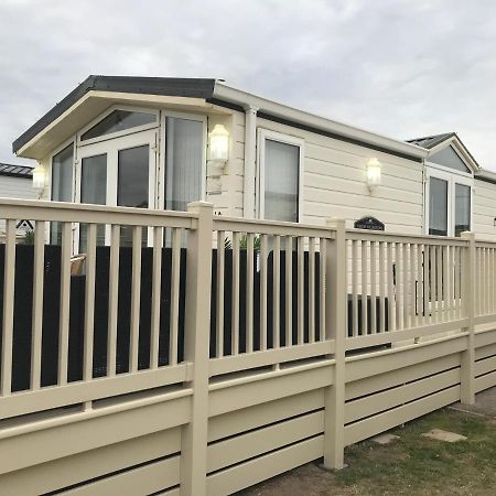 Hot Tub Accommodation North Wales Caravan Rhyl Zewnętrze zdjęcie