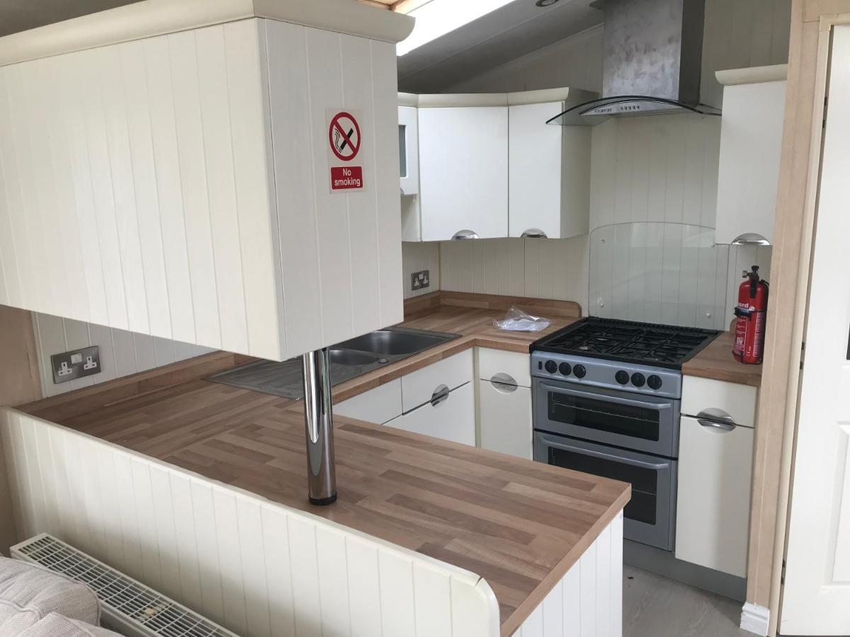 Hot Tub Accommodation North Wales Caravan Rhyl Zewnętrze zdjęcie